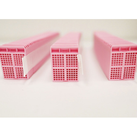 Kasetki histopatologiczne Pathosolutions Premium z otworami 2 x 2 mm na taśmie